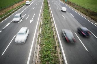 Trku avtomobila in tovornjaka sledil nalet vozil