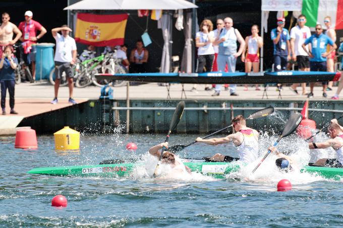 Vid Debeljak in Rok Šmit danes v finalu A tekmovanja nista končala. Izgubila sta ravnotežje v ciljni liniji in se prevrnila. | Foto: Nebojša Radović/Kajakaška zveza Srbije