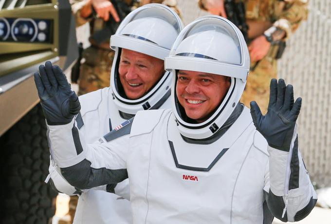 Astronavta Doug Hurley in Bob Behnken med potjo na vkrcanje v kapsulo Crew Dragon. Oba nosita prepoznavne astronavtske skafandre, ki jih je izdelalo podjetje SpaceX. | Foto: Reuters