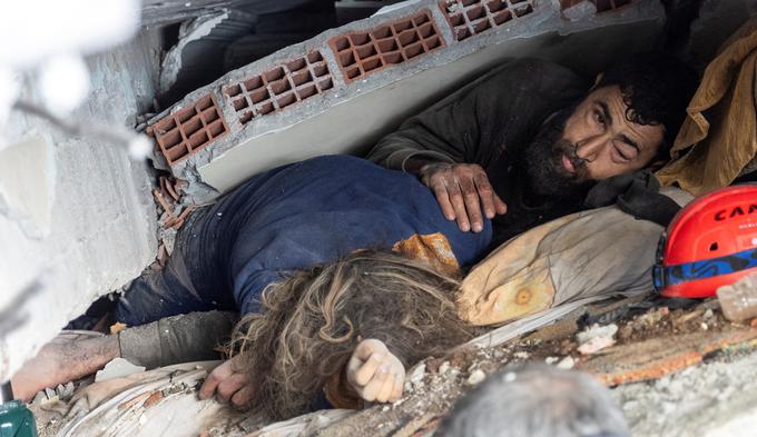 Abdulalim Muaini, preživeli v katastrofalnem potresu februarja 2023, leži pod ruševinami ob mrtvi ženi Esri. | Foto: Reuters