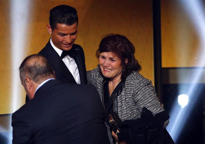 "Mama, ne morem delati čudežev. V prvenstvu nam gre dobro, v ligi prvakov pa nam je zmanjkalo nekaj sreče. Ne moremo narediti nič, življenje gre dalje," je Ronaldo povedal materi. | Foto: Reuters