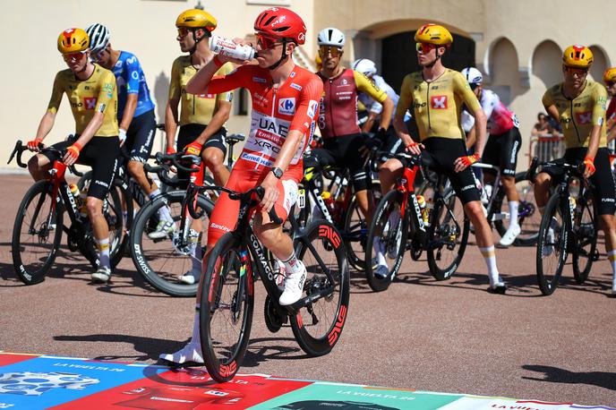 Tadej Pogačar, Vuelta 2026 | Tadej Pogačar še na štartu tretje etape Vuelte, ki se je začela v soncu in pri 29 stopinjah Celzija, končala pa z odpovedjo zaradi toče, strel in spolzkih cest. | Foto Reuters