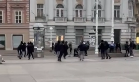 Po množičnem pretepu v prestolnici poškodovani trije najstniki #video