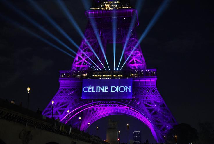 Eifflov stolp se je obarval s promocijskimi napisi in napovedal prodajo vstopnic za koncerte Celine Dion. | Foto: Profimedia