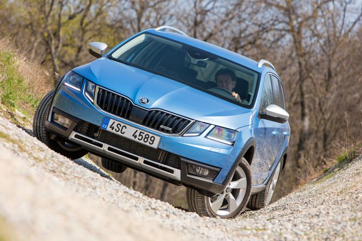 Kadar je kolo (ali celo dve) v zraku, je na vrsti elektronska zapora diferenciala XDS+, ki preusmeri navor na kolo, ki ima stik s podlago. | Foto: Škoda