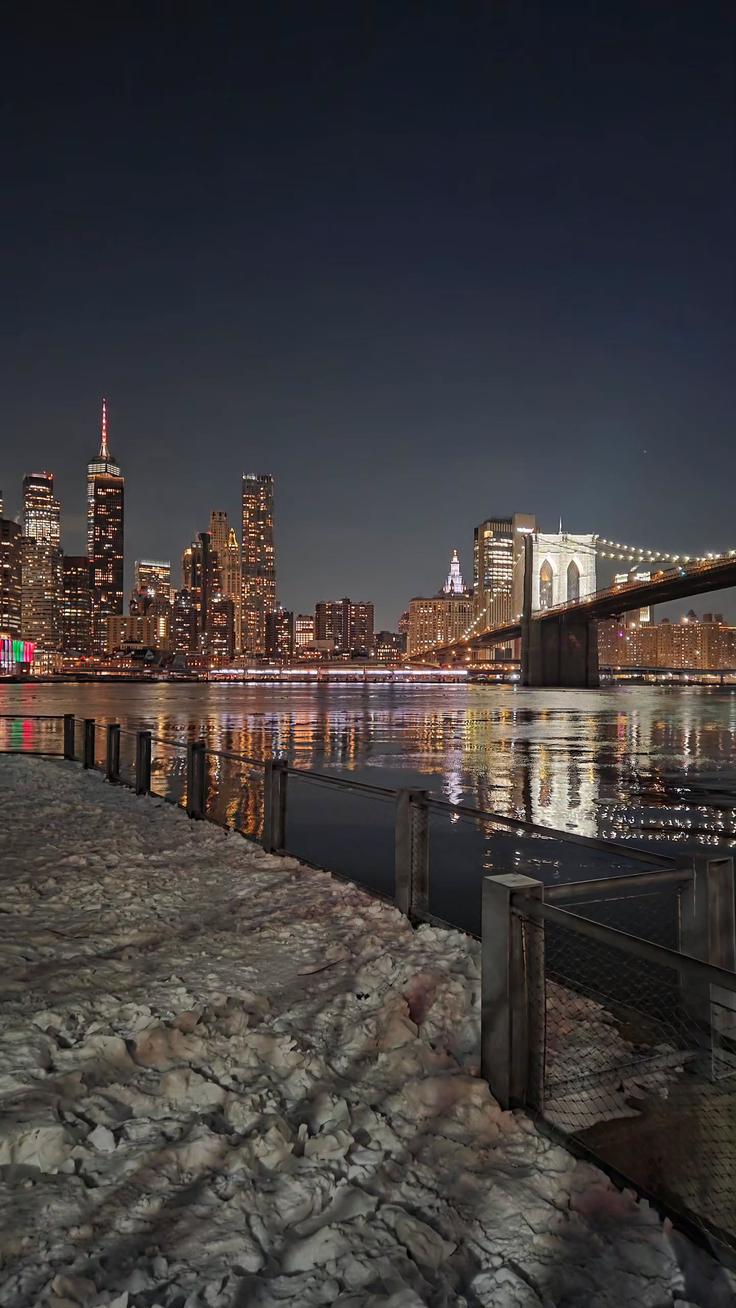 ... in si ogledala znameniti Brooklyn Bridge ter ujela pogled na večmilijonsko mesto, ki nikoli ne spi. | Foto: Instagram/ninapuslar