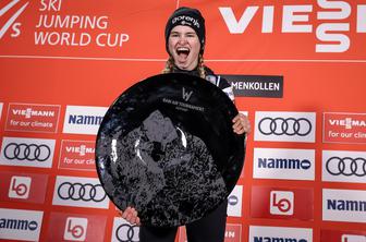 Urša Bogataj zaostala le za Takanašijevo, turneja Niki Križnar