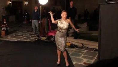 Jennifer Lopez v bleščeči obleki Victorie Beckham
