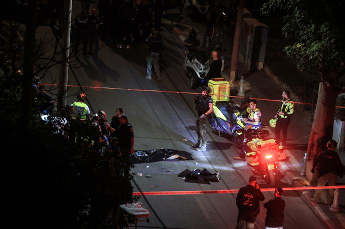 Tel Aviv, napad, | Policija je po navedbah medijev napadalca ustrelila na kraju dogodka in sumi, da bi lahko šlo za terorističen napad. | Foto Reuters