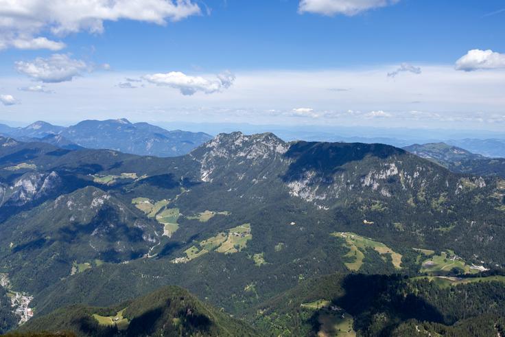 Pogled z vrha proti severu, na Olševo in Ojstrc. | Foto: Matej Podgoršek