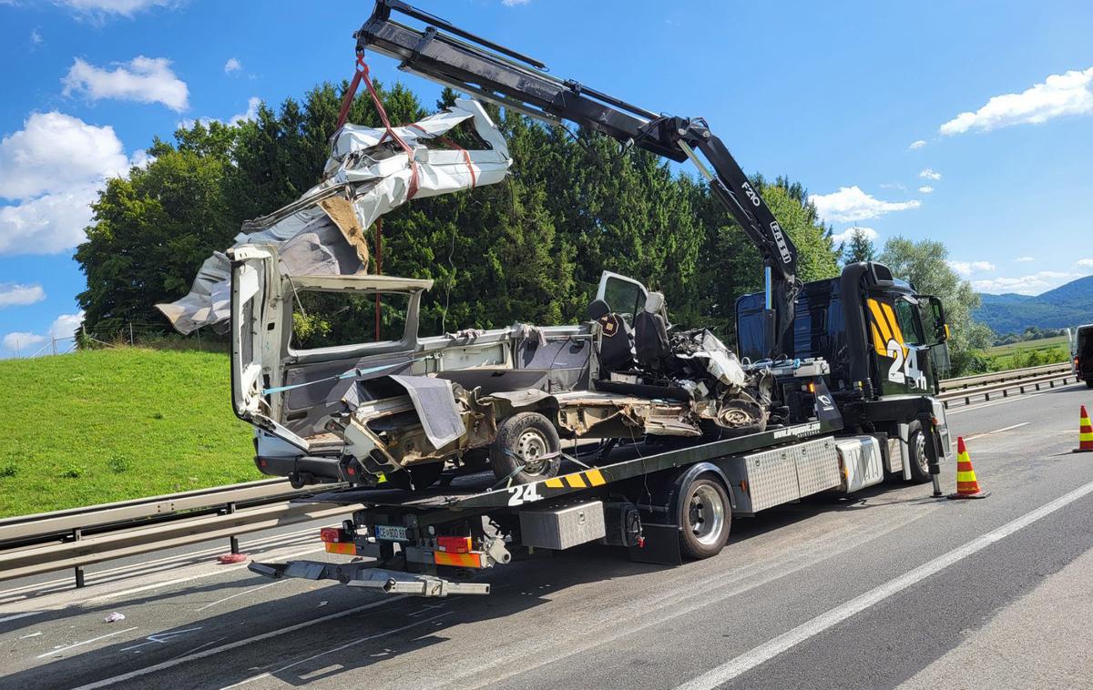 prometna nesreča Štajerska | Nesrečni ukrajinski kombi na avtocesti pred delovno zaporo pri Tepanju | Foto Bralec