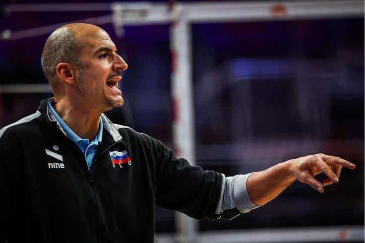 "Pomembno je, da ne izgubimo poti in osredotočenosti, še posebej na položajih, kjer se ne počutimo najbolj domače," je po porazu proti Brazilcem dejal selektor Slovencev Fabio Soli. | Foto: VolleyballWorld