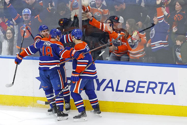 Connor McDavid je po desetih tekmah končno spet zadel v polno. Tako je popeljal do zmage Edmonton proti St. Louisu. | Foto: Reuters