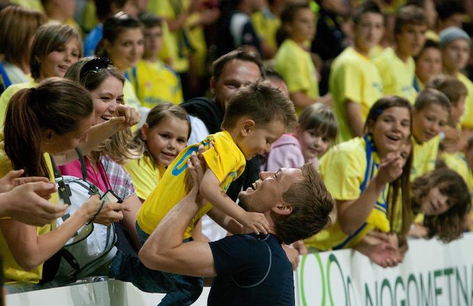 Veselje s sinom po pokalni lovoriki, ki jo je skupaj z navijači Domžal proslavljal v Stožicah. | Foto: Vid Ponikvar