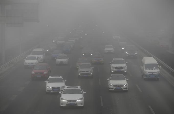 Kitajska vlada je leta 2014 napovedala vojno onesnaženju ozračja in okoljsko ministrstvo je za 28 mest na tem področju postavilo stroge ukrepe. Najmanj trije milijoni domov, kjer se grejejo na premog, naj bi tako prešli na električno gretje. | Foto: Reuters