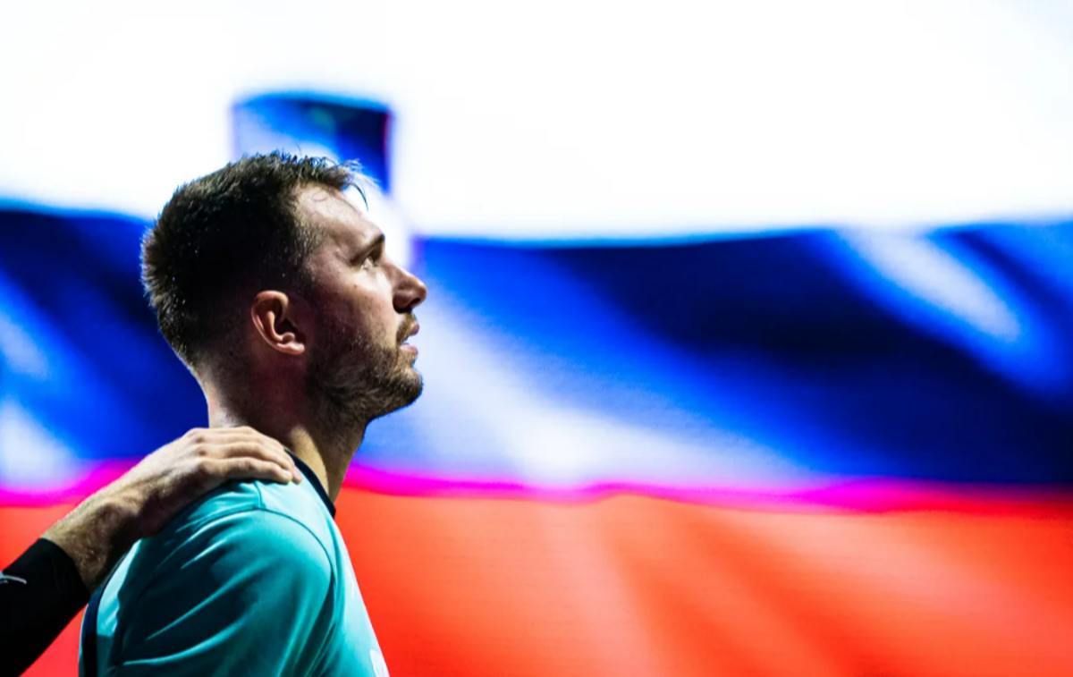 SlovenijaLuka Dončić Slovenija | Danes bo znan tekmec Luke Dončića in soigralcev v osmini finala EuroBasketa. Najprej pa morajo odigrati še zadnjo tekmo skupinskega dela proti Izraelu. Najrealnejša scenarija sta, da Slovenija zaključi zgodbo v Katovicah na tretjem oz. četrtem mestu. | Foto FIBA