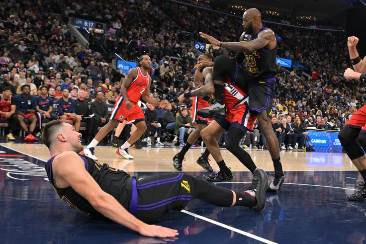 Lakersi v zadnjem obdobju prejemajo bistveno več točk v prvem kot v drugem polčasu. | Foto: Reuters