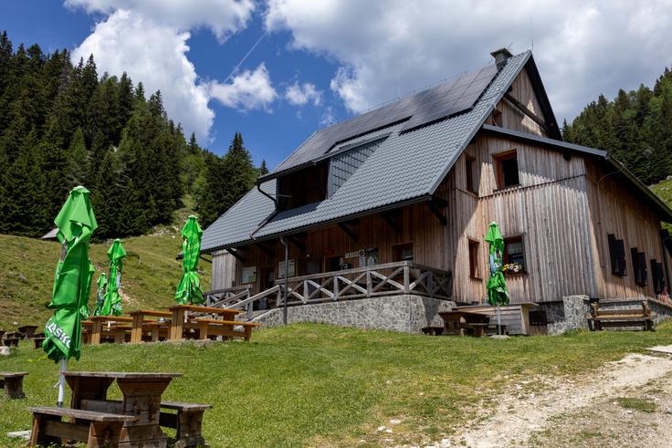 Koča na Loki pod Raduho (1.534 m) bo 8. avgusta prvič gostila gorniško zabavo Laško Gremo v hribe. | Foto: Matej Podgoršek