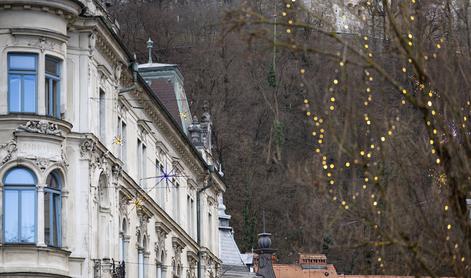 Med sečnjo v Ljubljani del drevesa zdrsel do hiše in jo poškodoval