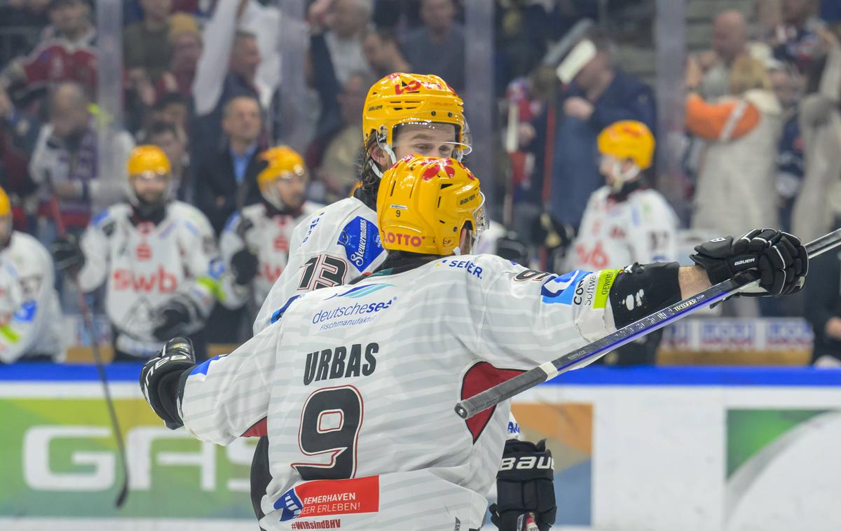 Žiga Jeglič, Jan Urbas, Fischtown Pinguins | Žiga Jeglič je zadel zmagoviti gol, Jan Urbas je bil podajalec. | Foto Guliverimage