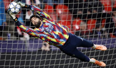 V živo: Zdesetkani Arsenal na Češkem, Oblak bo ujel legendo