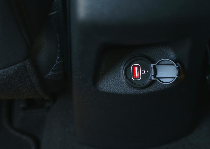 Priključek USB tudi za potnike na zadnji klopi. | Foto: Gregor Pavšič