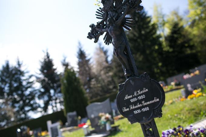 Alma Karlin je pokopana na vaškem pokopališču na Svetini, skupaj z dolgoletno prijateljico Theo Schreiber Gammelin. | Foto: Klemen Korenjak