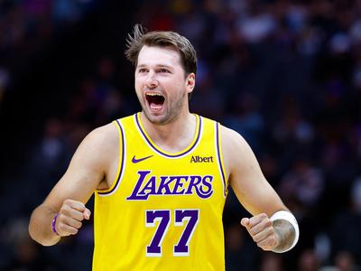 Dončić vroč ob prvem nastopu prenovljenih Lakersov, nato ostal ob parketu