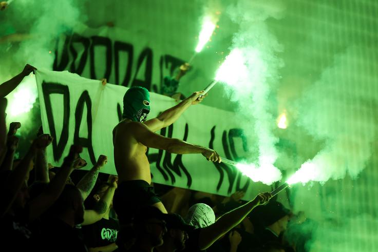 Po 40. minuti je pirotehnika poskrbela za prekinitev. Ker so zadimili zelenico. | Foto: Filip Barbalić