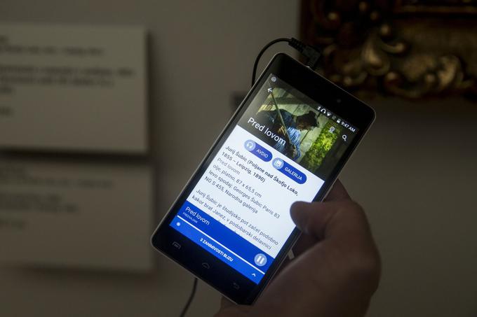 Praktični preizkus aplikacije Nexto. Ko se v Narodni galeriji v Ljubljani približamo umetniškemu delu, se na zaslonu pametnega telefona pojavi njegov opis z galerijo dodatnih slik, v slušalkah ali prek zvočnika pa se oglasi tudi pripovedovalec.  | Foto: Ana Kovač