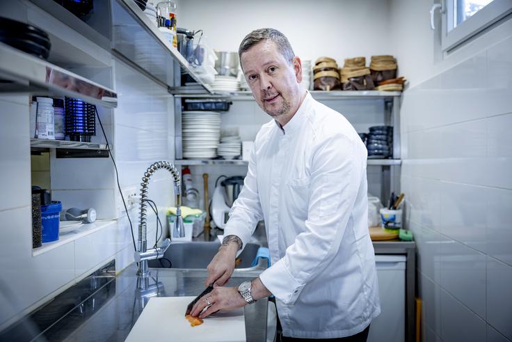 V kuhinji največkrat pripravlja postrv, kraljico kuhinje Podfarovža. | Foto: Ana Kovač