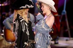 Kavbojska Miley se tokrat drgne ob Madonno (foto in video)