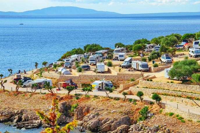 Kamp Olea pri Novalji na Pagu | Kamp Olea pri Novalji na Pagu sodi med novejše kampe in je urejen v nasadu starih oljk. | Foto Avtokampi.si