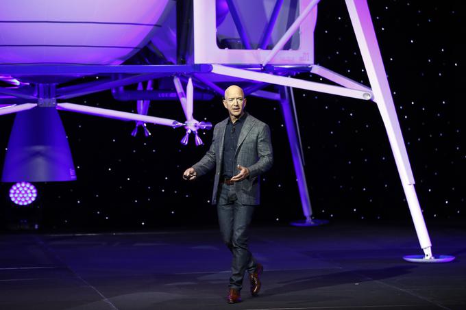 Potovanje v vesolje je ena od dolgoletnih želja Jeffa Bezosa. Uresničevati si jo je začel že leta 2000, ko je ustanovil podjetje Blue Origin in vanj začel črpati milijarde, ki jih je služil z Amazonom.  | Foto: AP / Guliverimage
