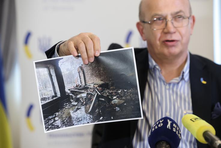 Brodovič je izpostavil hrabrost in odločnost ukrajinske vojske, ki se bori za svojo državo, in izrazil prepričanje, da se v Ukrajini odloča o usodi celotne Evrope. "Ne branimo le Ukrajine, branimo Evropo," je poudaril in izrazil pričakovanje, da bo mednarodna skupnost Ukrajino podprla z dodatno vojaško opremo. | Foto: STA ,