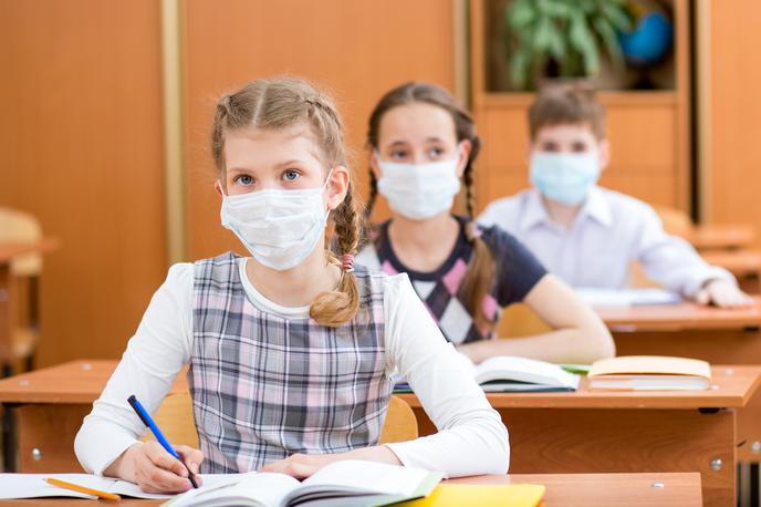 Maske v šolah | Osnovnošolce zaradi epidemije bolezni covid-19 čaka še en teden jesenskih počitnic. | Foto Getty Images