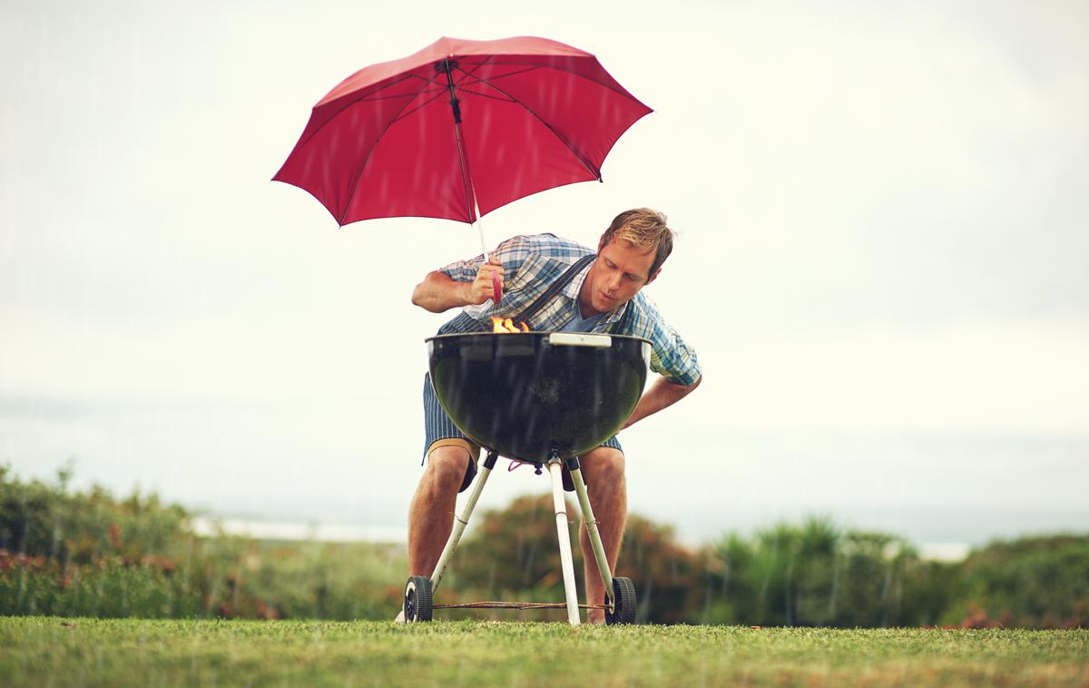 dež vreme dežnik | Biovreme: danes in v torek bo vpliv vremena na počutje ljudi zmerno obremenilen, občutljivi ljudje bodo imeli manjše vremensko pogojene težave. | Foto Shutterstock