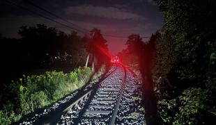 Nov resen incident: vlak trčil v nastavljeno kolo in vrtno garnituro #video