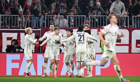 Bayern le do točke pri zadnjeuvrščenih