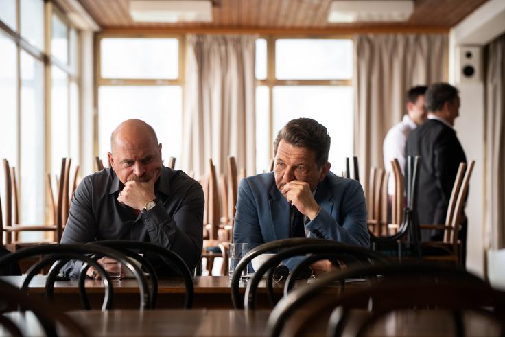 Oba očeta mladoporočencev druži tudi sladkorna in številni načini, kako se izogibati nadzoru žene ter zdravnika za še en dodatni bonbon. | Foto: Blitz Film & Video Distribution