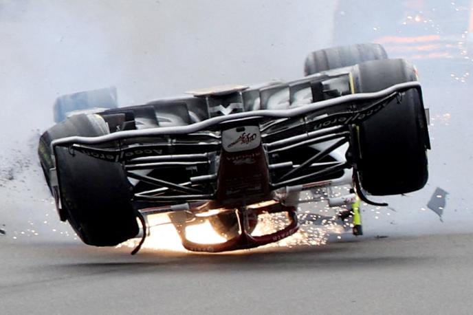 Silverstone Džov nesreča | Varnostni obroč halo je takole rešil kitajskega dirkača. | Foto Reuters