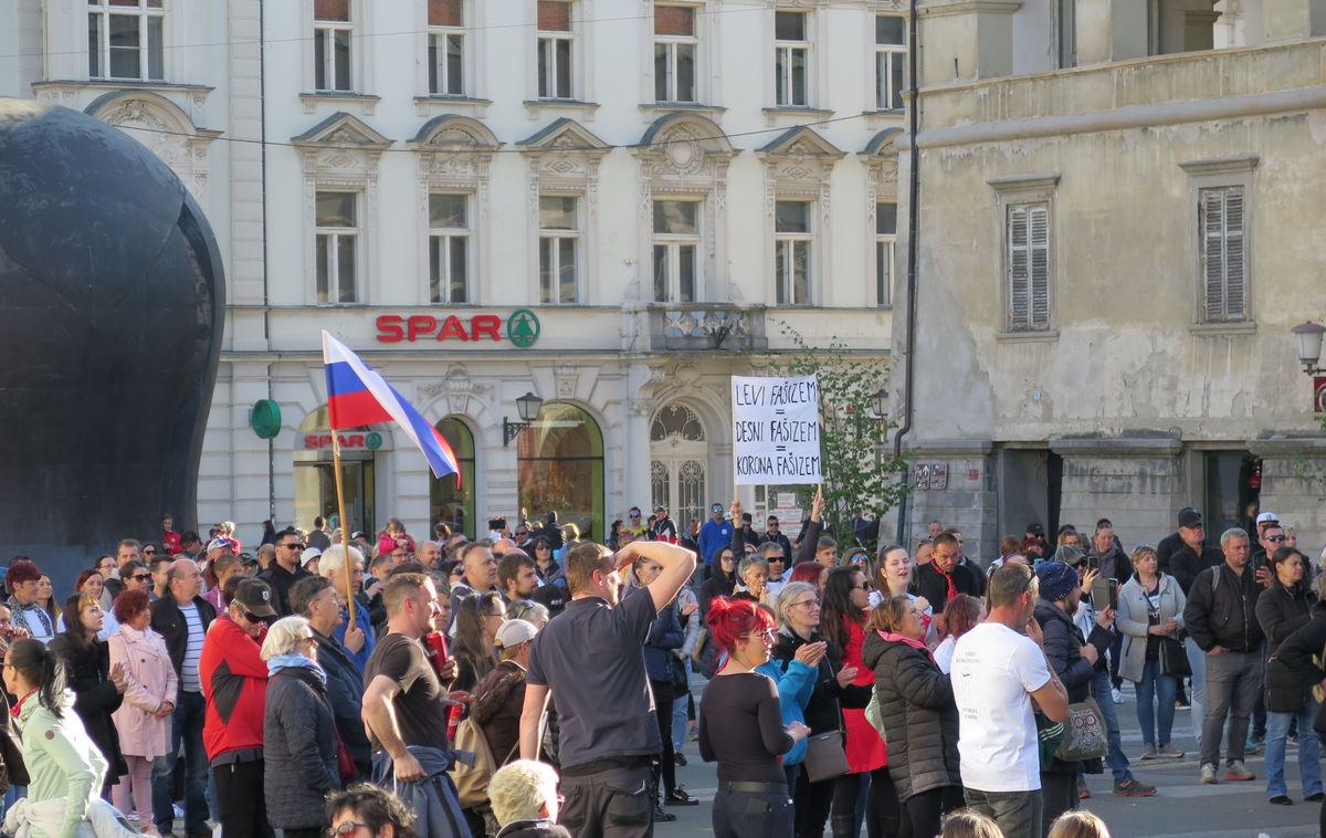 protest Maribor, 10. 4. 2021 | Policisti ob pozivih na družbenih omrežjih k zbiranju ljudi in udeleževanju na neprijavljenih protestih, ki naj bi se odvijali v prihodnjih dneh, opozarjajo, da je zbiranje ljudi z veljavnim odlokom še vedno omejeno. | Foto STA