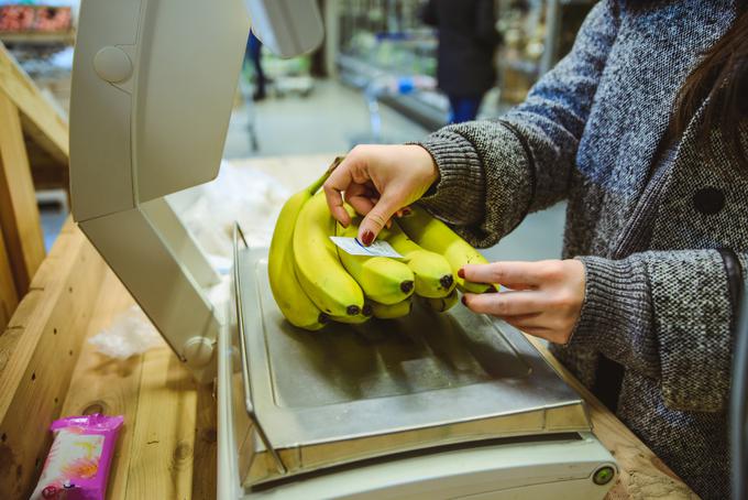 Pri Mercatorju se zavedajo, da se pri nakupu sadja in zelenjave dogajajo napake pri vnosu kode na tehtnicah, včasih tudi namenoma, zavedajo pa se tudi, da se blago na tehtnici pridrži, da je teža manjša. | Foto: Thinkstock