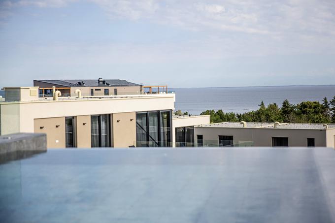 Na najvišjem delu resorta so največje vile z razgledom na morje in sončni zahod, ki ju gostje lahko občudujejo kar iz lastnega neskončnega bazena na terasi objekta. | Foto: Ana Kovač