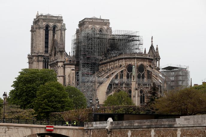 Notre Dame | V požaru v katedrali Notre-Dame se je iz goreče strehe v zrak sproščal svinec. Gre za toksično kovino, že kratkotrajna izpostavljenost ima lahko škodljive vplive na zdravje. | Foto Reuters