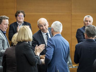 Presenečenje v DZ: kdo je Janezu Janši prispeval 51. glas?