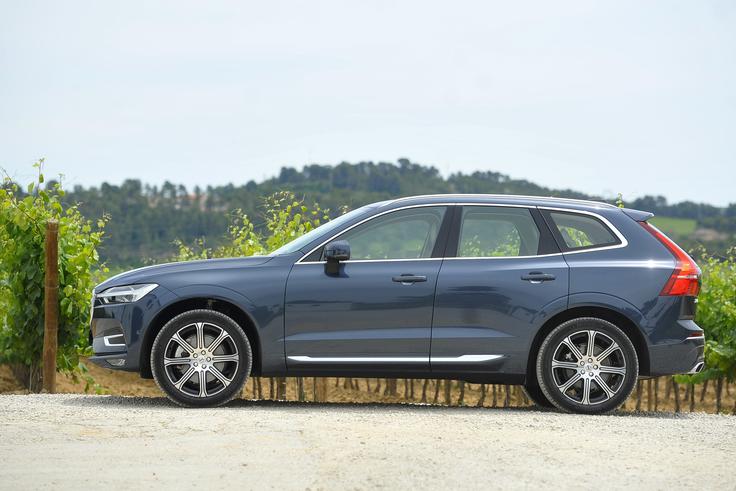 Volvo XC60 brez težav zapelje tudi na slabšo podlago, saj je od tal oddaljen spodobnih 21,6 centimetra. | Foto: Jure Gregorčič
