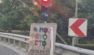 Šala domačinov v Brežicah: za "rojstni dan" so okrasili semafor #foto