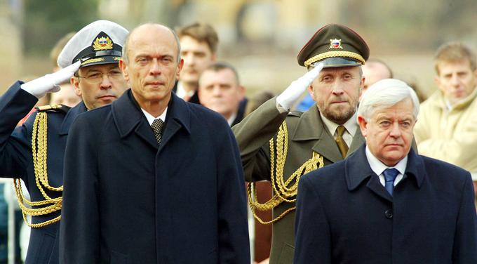 Kučan in Drnovšek sta bila politika, ki sta imela v Sloveniji v času tranzicije največ vzvodov politične moči. Leta 2002 je Drnovšek zamenjal Kučana na položaju predsednika države. | Foto: Reuters