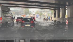 Poglejte, kako je bilo v središču Ljubljane. Brez terenskega vozila zelo težko. #video